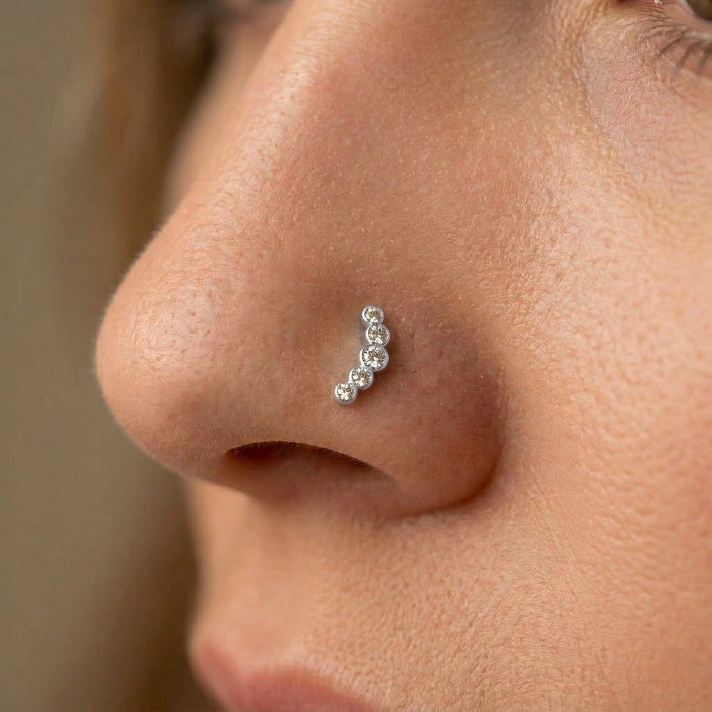 Pīrsings degunam "Ziediņš un apļa ieloks" gaišs