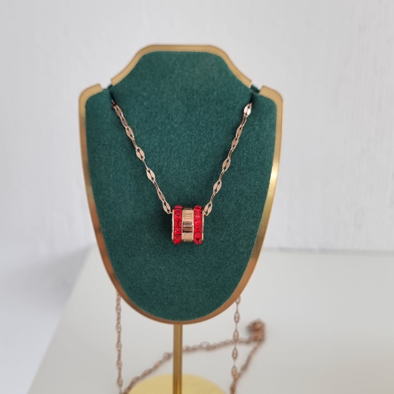 Kaklarota Sarkano  kristālu Swirlija sarkana