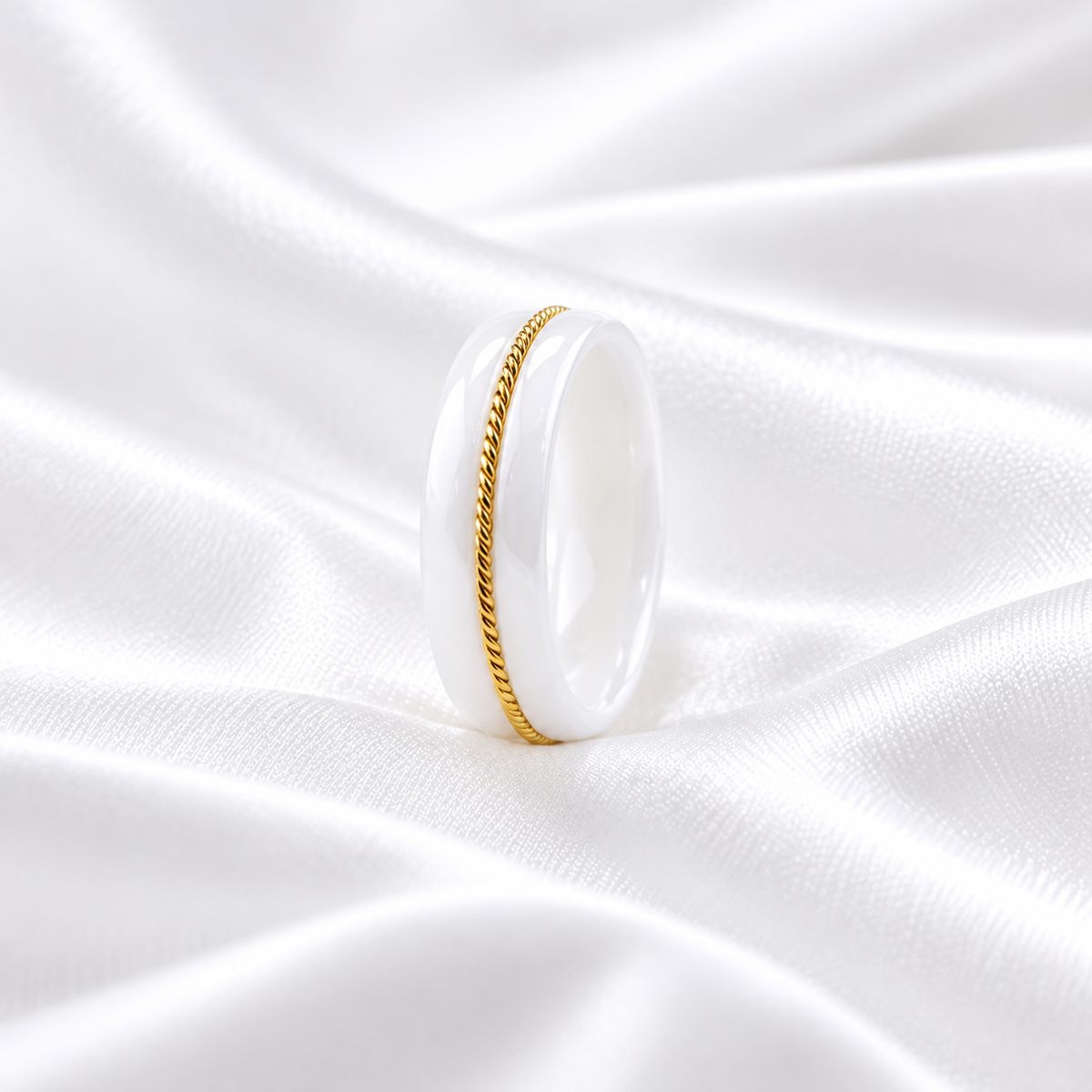 Gredzens White Ceramic &amp; Gold Twist
