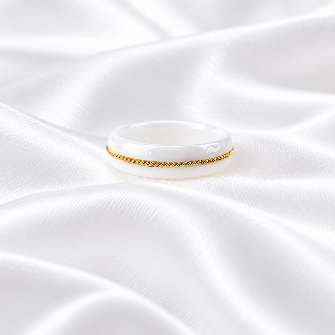 Gredzens White Ceramic &amp; Gold Twist