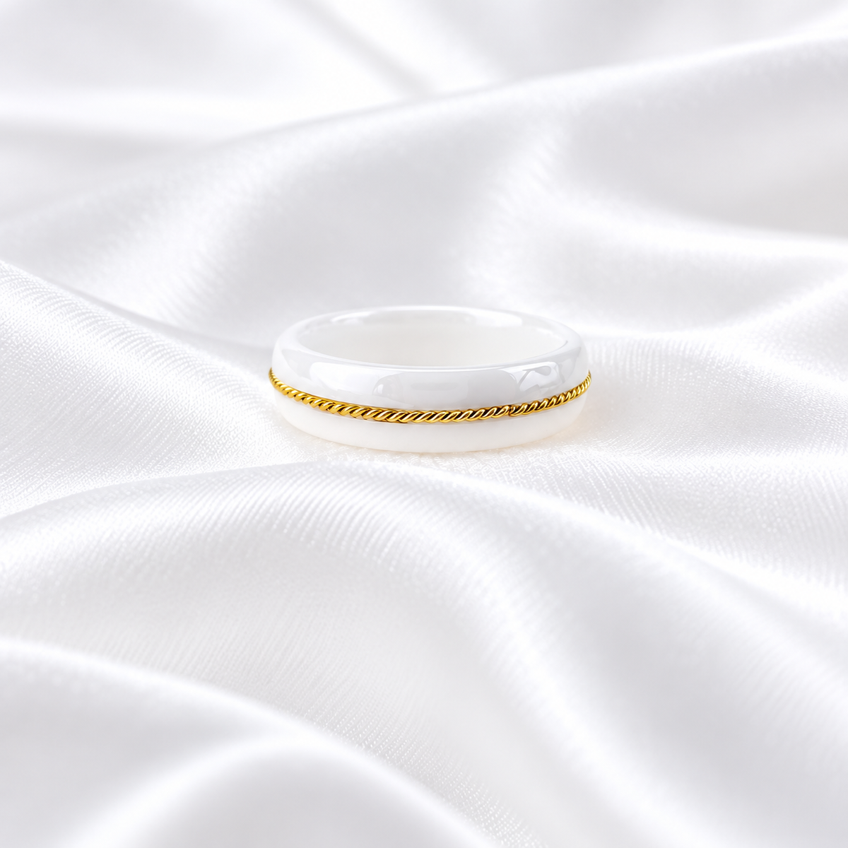 Gredzens White Ceramic &amp; Gold Twist