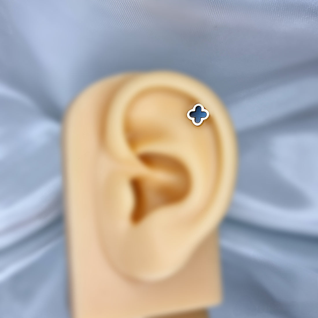 Apzeltīts pīrsings, neizraisa alerģiju, kvalitatīvi pīrsingi, neapsūbē, mitrumizturīgi. Drošs pirkums, ātra piegāde, plašs sortiments, vienkārša atgriešana. Deg…