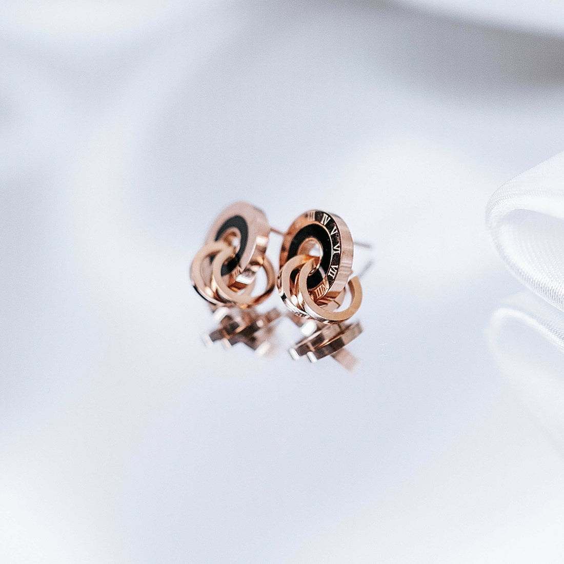 Apzeltīti auskari, neizraisa alerģiju, kvalitatīvi, neapsūbē, mitrumizturīgi. Drošs pirkums, ātra piegāde, plašs sortiments, vienkāršota atgriešana. Klasiski au…