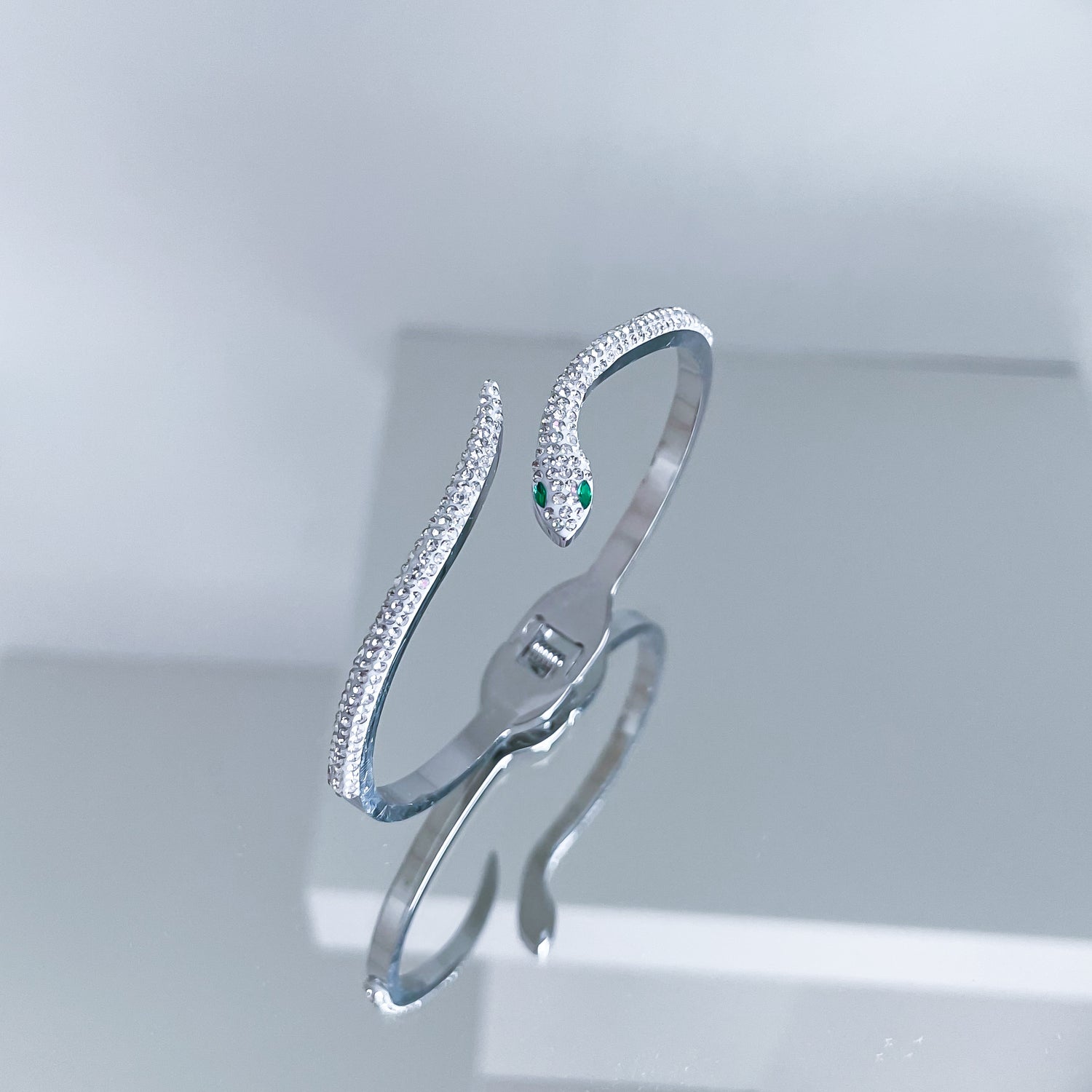 Rokassprādze "Bright snake with green eyes"