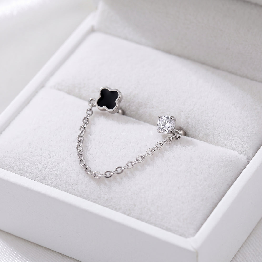 Pīrsings "Black Clover and chain"