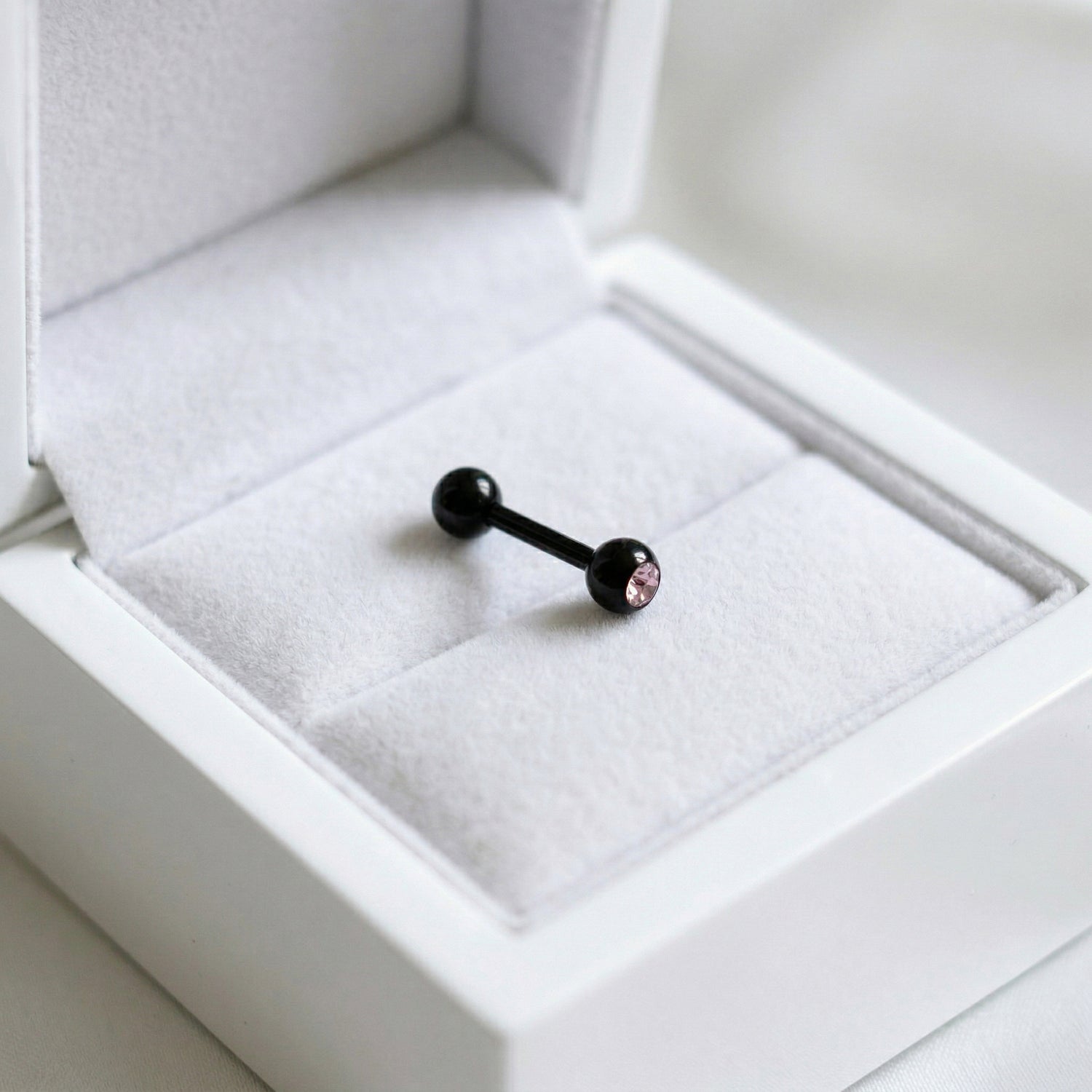 Pīrsings "Melnā klasika"