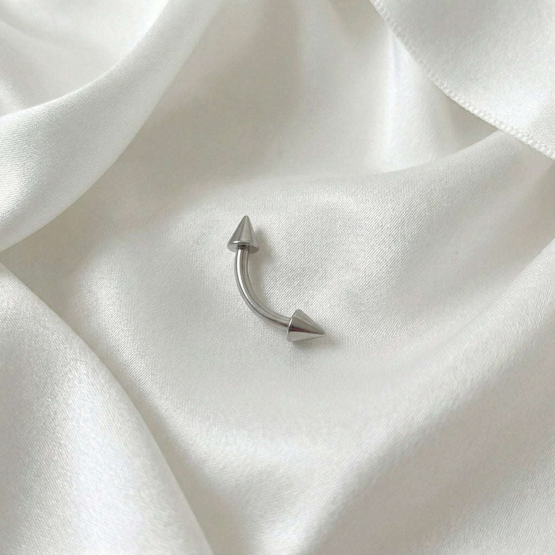 Pīrsingi dažādi uzacij