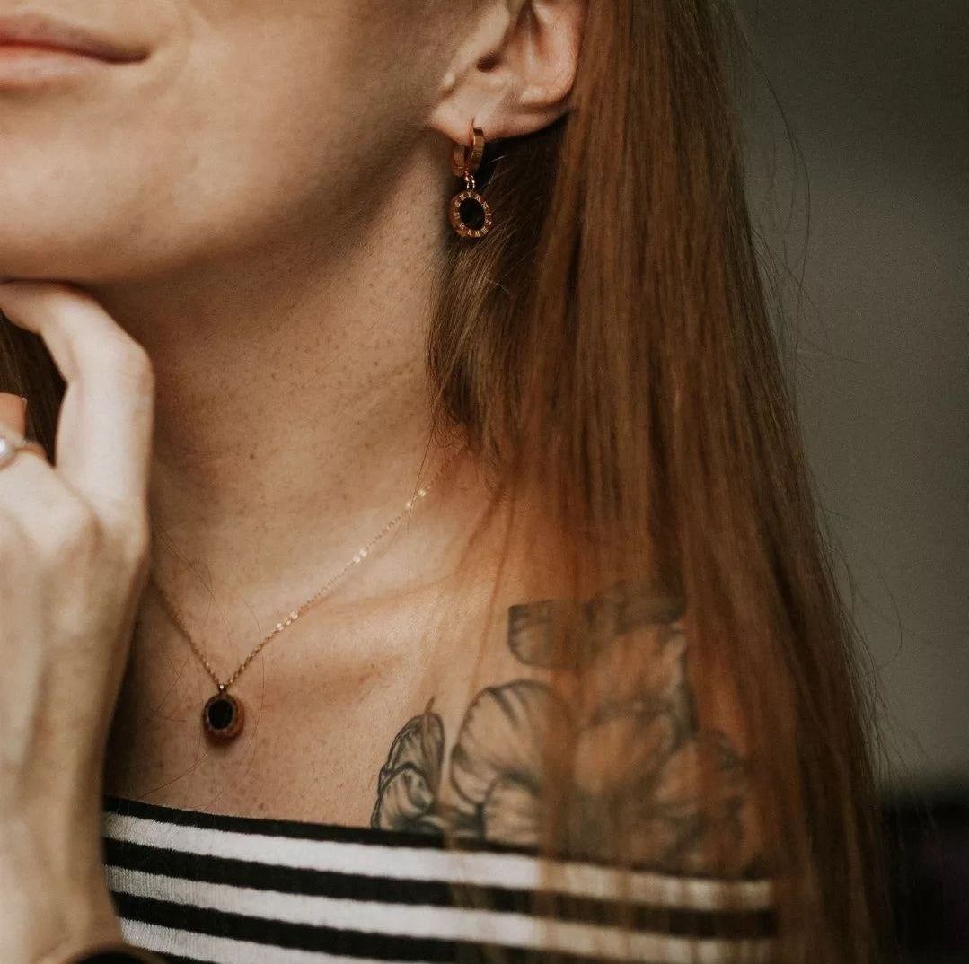 Apzeltīts rotu komplekts, neizraisa alerģiju, kvalitatīvs zelts, neapsūbē, mitrumizturīgs. Drošs pirkums, ātra piegāde, plašs sortiments, vienkāršota atgriešana. Lukss auskari, īpaši auskari ikdienai, kāzu rotas, skaistas rotas. Riņķīši, zelta auskari, medicīniskais zelts. Rotaslietas sievietei, moderni auskari,dāvana.