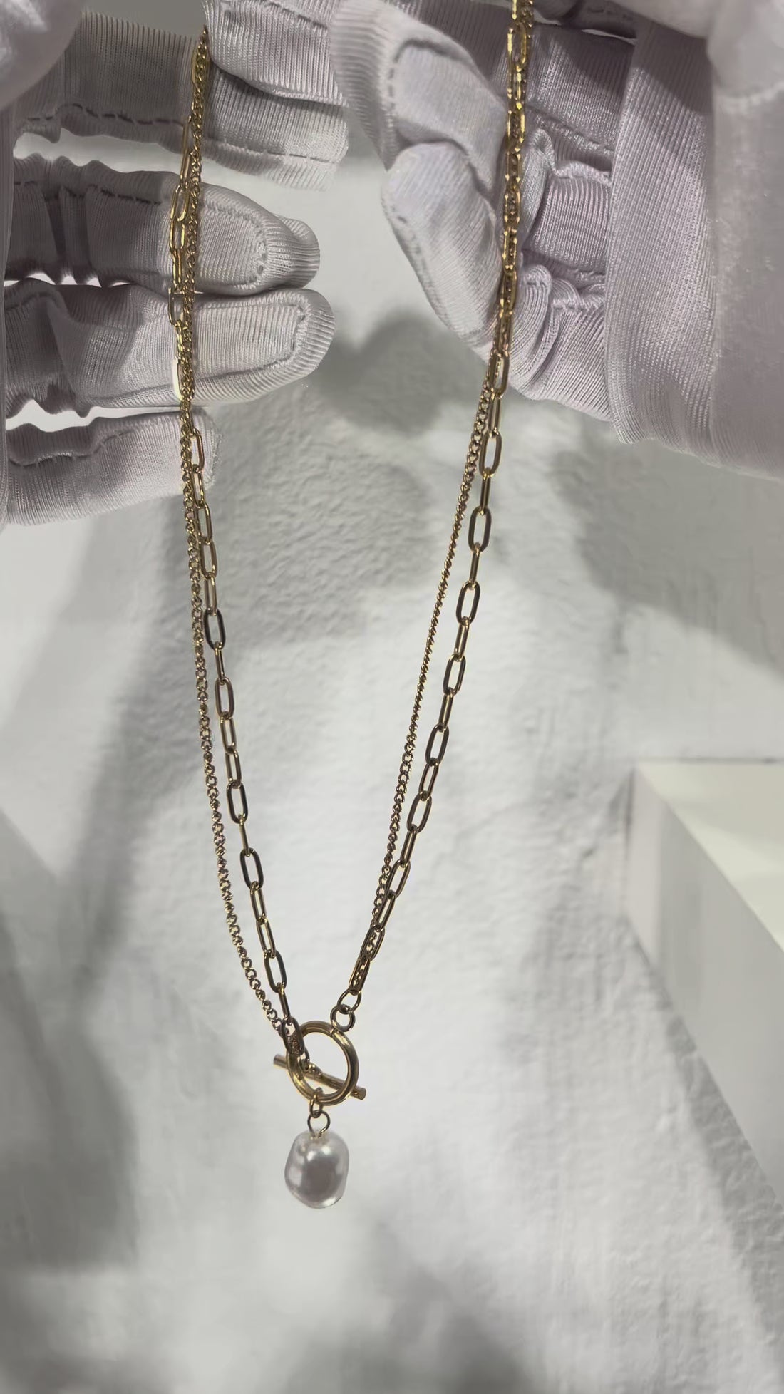 Kaklarota Pērle un ķēdes