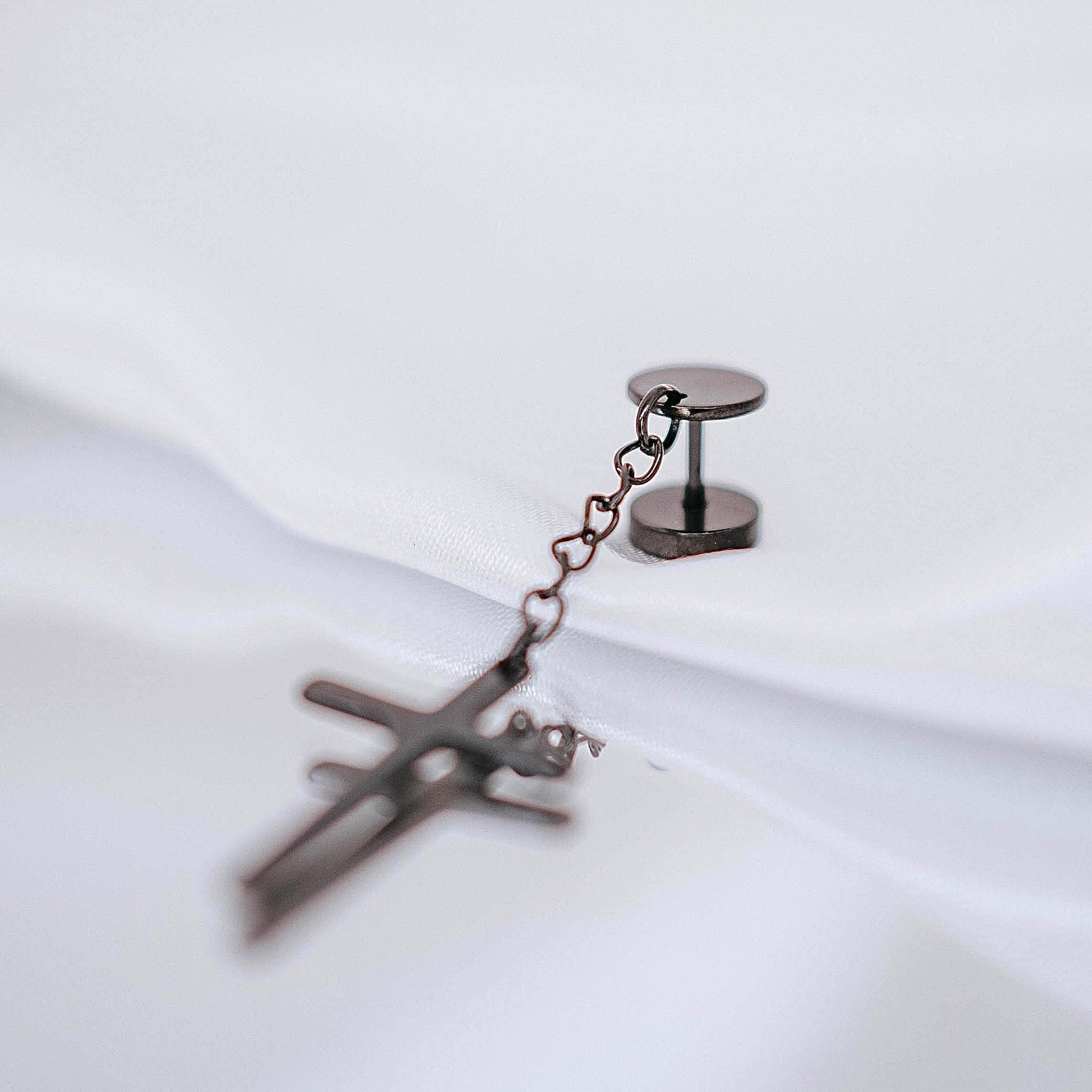 Pīrsings &quot;Black Cross&quot;