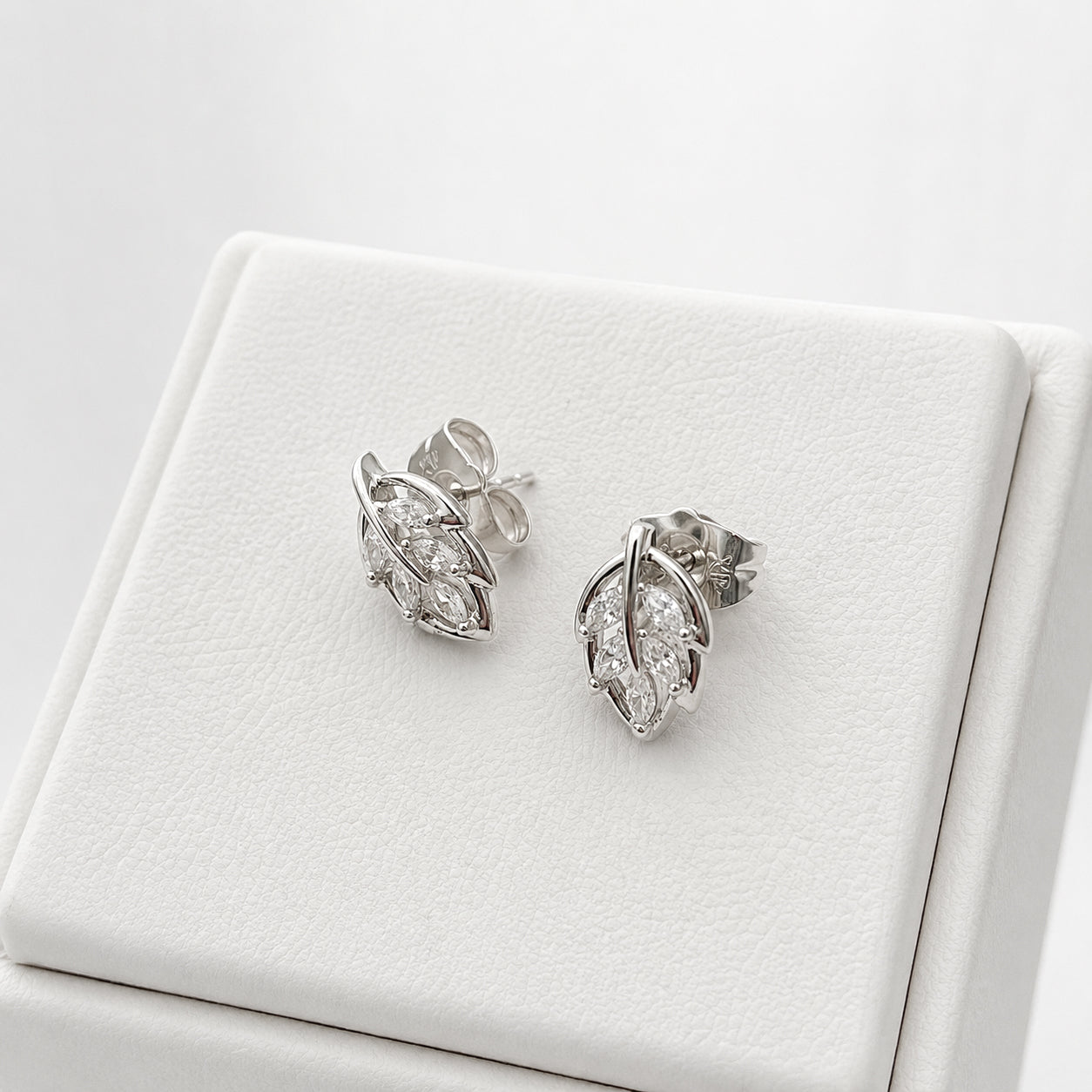 Auskari "Crystal Leaf Studs"